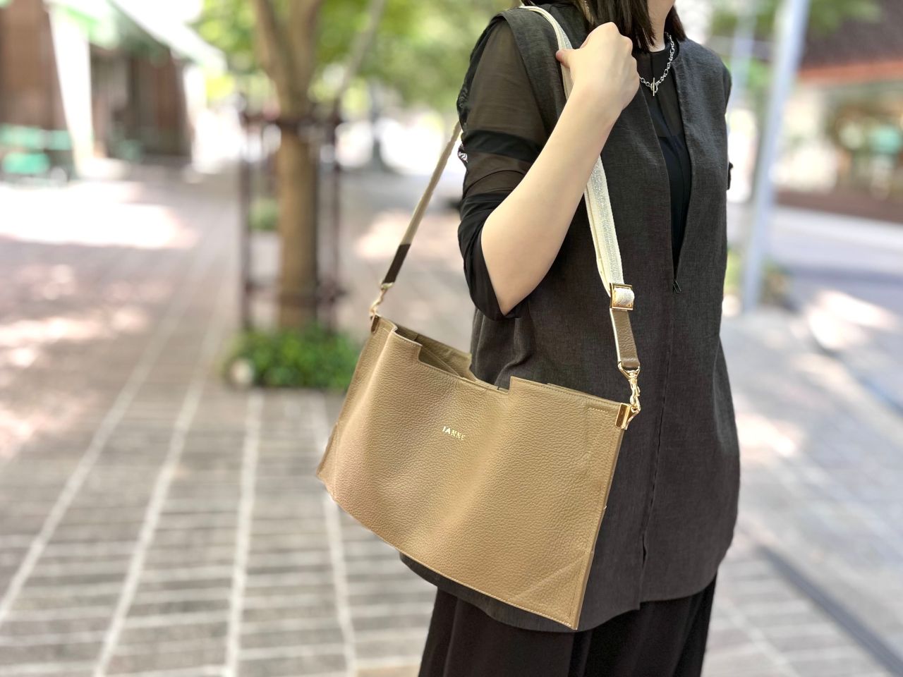 ハンドバッグ　IANNE イアンヌ　2way 本革　グレー スタッフ私物】魅力たっぷりの新作バッグ「オペラ」 | IANNE