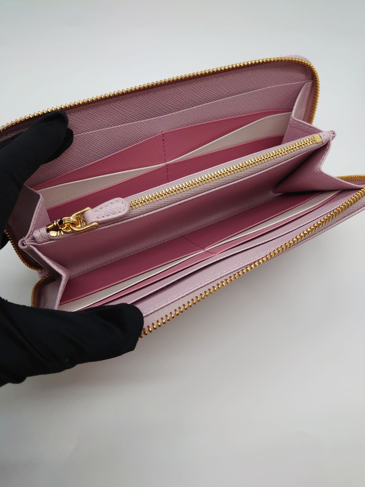 グレー/ピンク サフィアーノタブ 財布 | PRADA
