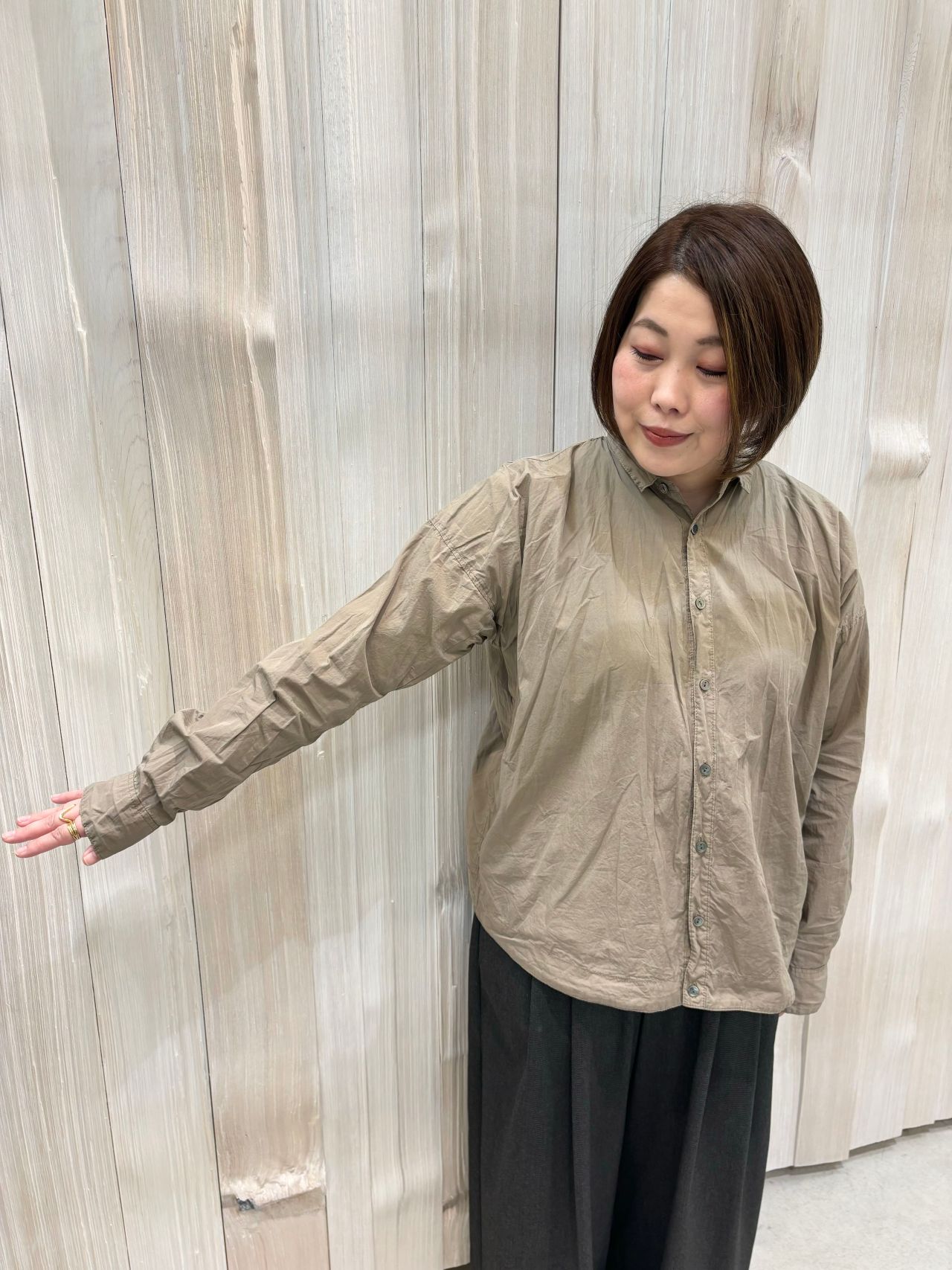 パドカレ カリグラフィー柄ブラウス パドカレ カリグラフィー柄ブラウス - トップス割引