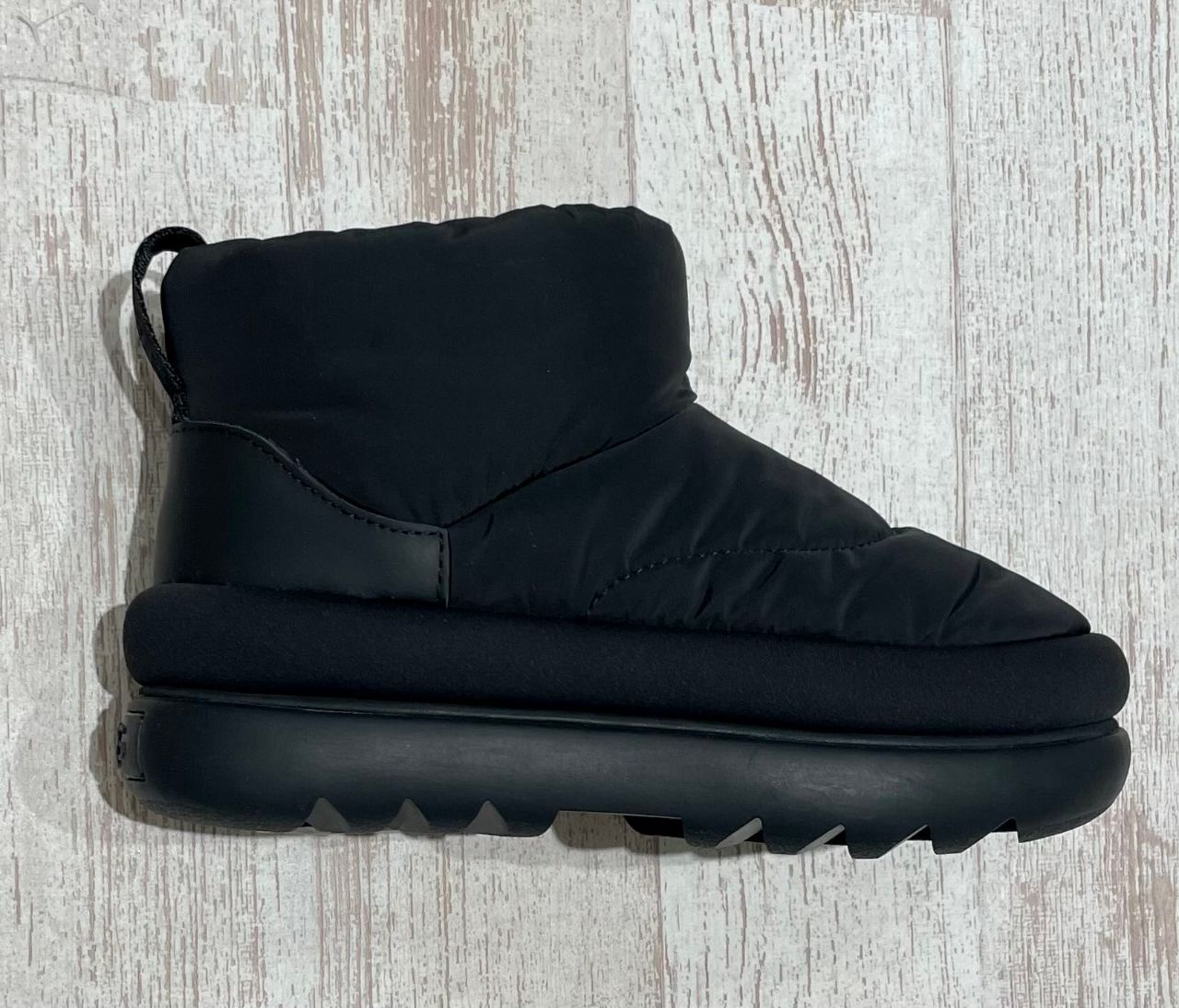 レア物 UGG ブーツ スワロフスキーのAの文字付き