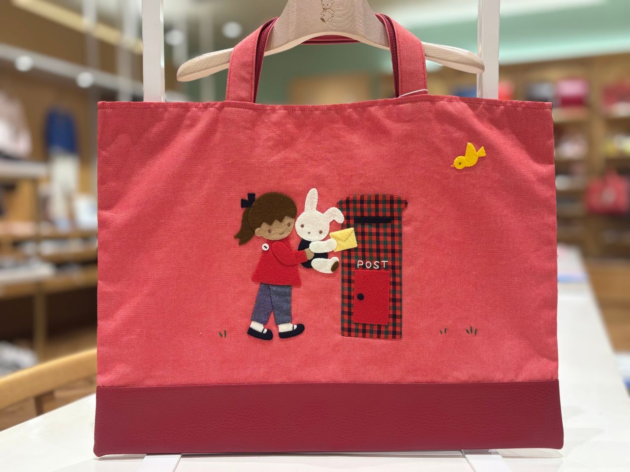 手刺しゅうデニムバッグのご紹介♪｜ファミリア大丸心斎橋店の公式ブログ