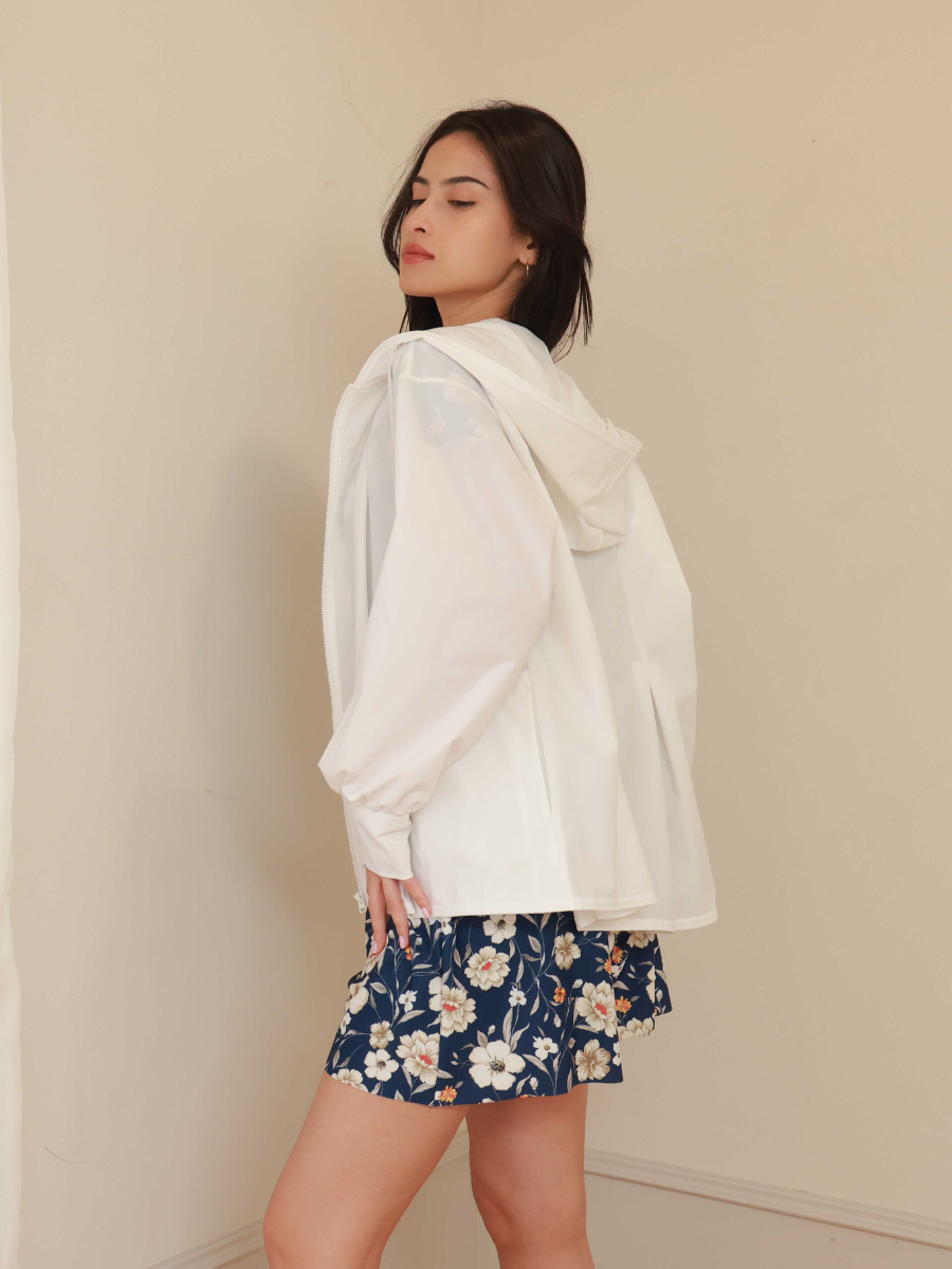 ホワイト着用　UVカットフレアノースリーブ水着とUVカット無地キュロパン水着とコーディネート