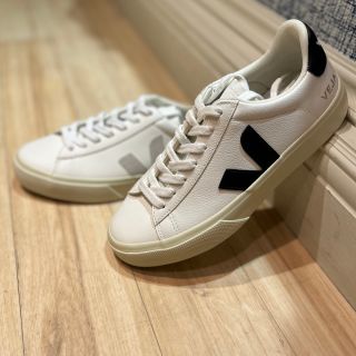 Veja V-90 ホワイトナチュラル、スニーカーです Regaliz Funwear