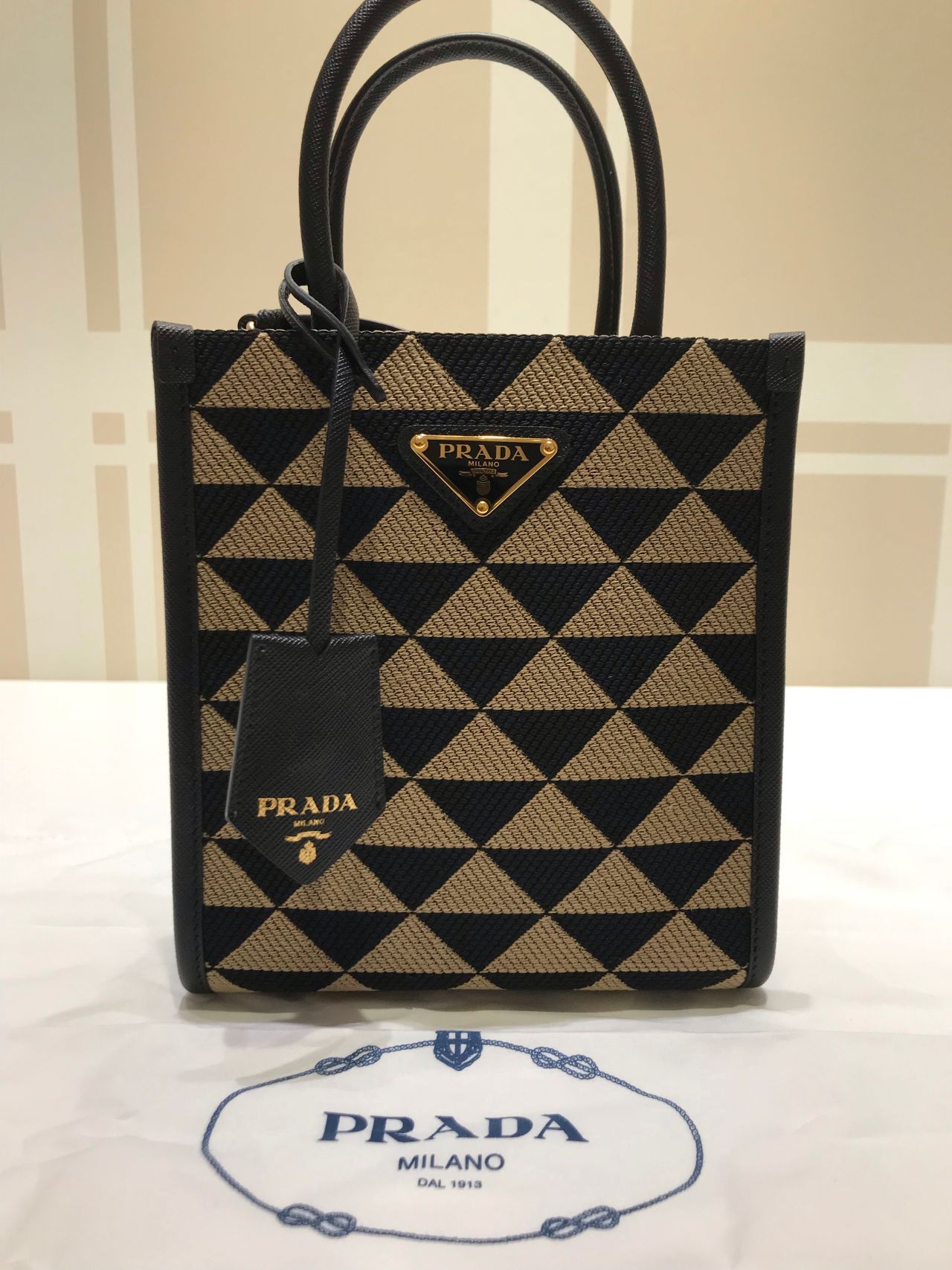 プラダ(PRADA) 新作の2WAYバッグ ご紹介♪ | イオンモール浦和美園店 プラダ(PRADA) 新作の2WAYバッグ ご紹介♪ | イオンモール浦和美園店