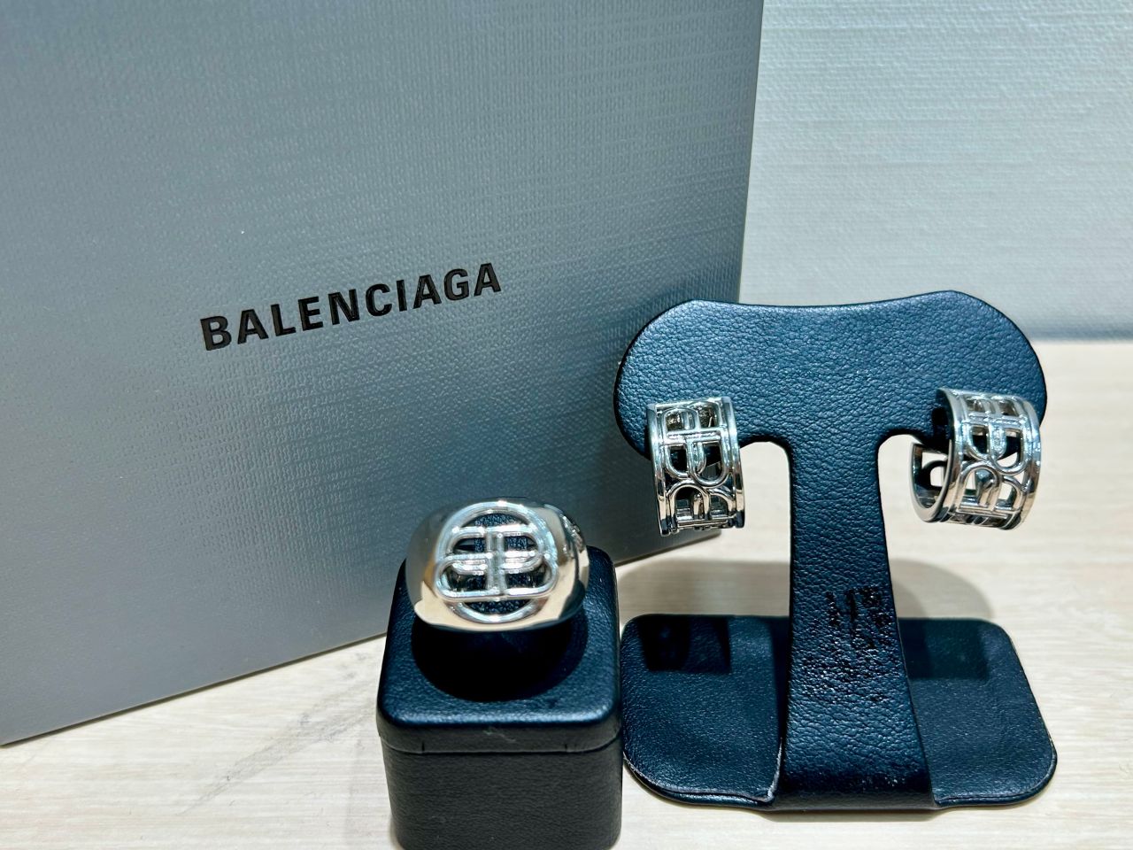 値下げしました！早い者勝ち！BALENCIAGA シュシュ 新品未使用！！ バレンシアガ」からワイドシルエットの新作スニーカー