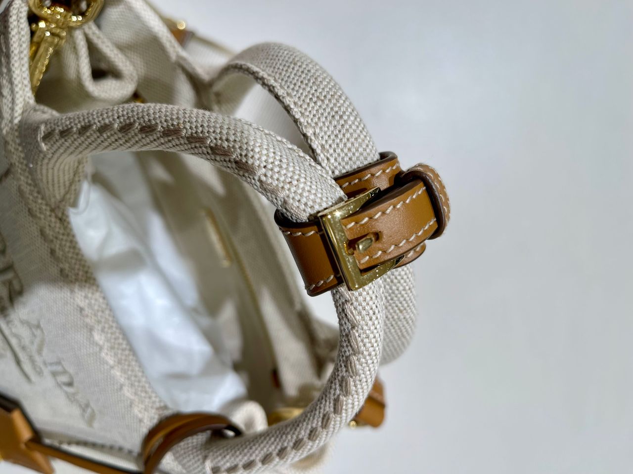 モダンな魅力【国内買付/発送】リネンブレンド ミニハンドバッグ PRADA】リネンブレンド ミニハンドバッグ | マークイズ静岡店