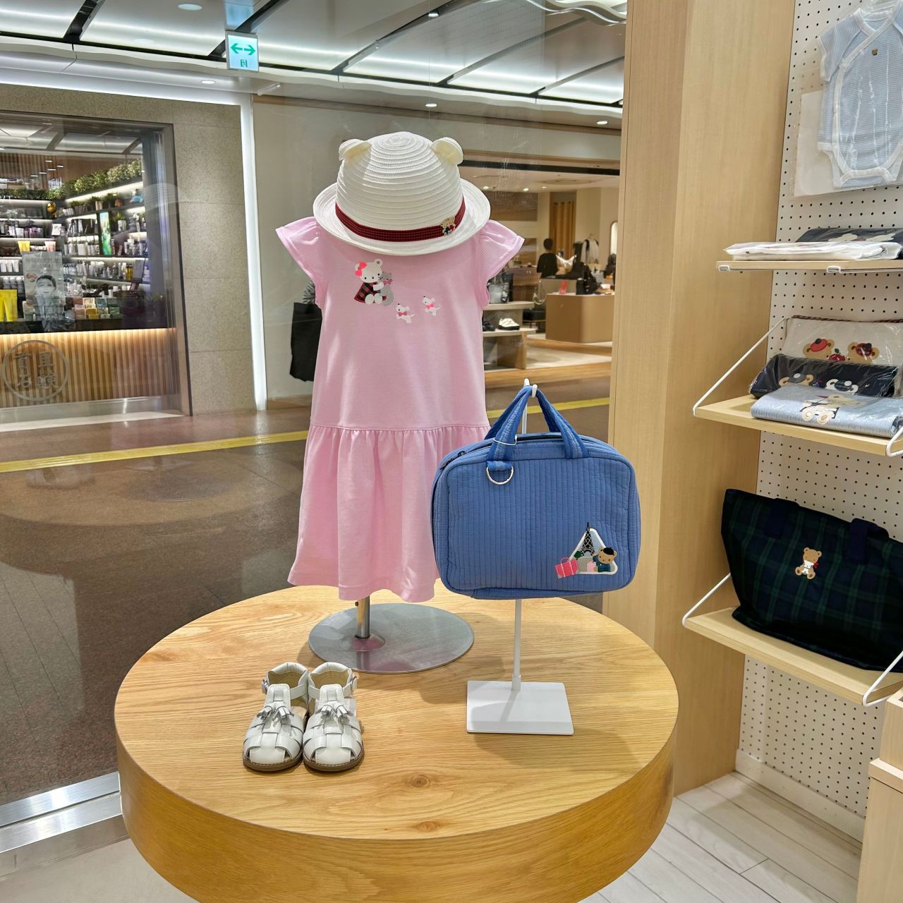 pionunnalのバッグを持って夏の旅行に行きましょう✨｜ファミリア
