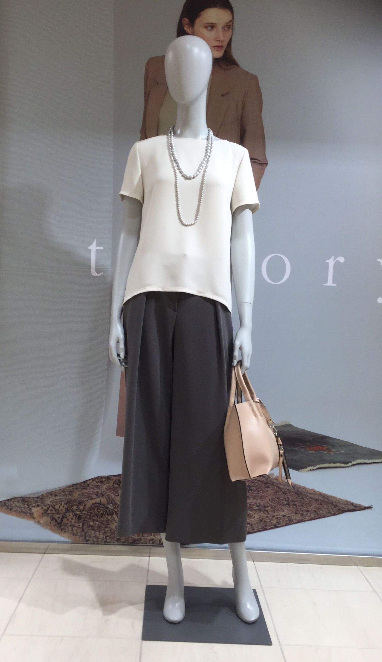 とろみ素材の洗えるパンツコーディネート | 札幌三越店 | Theory luxe  