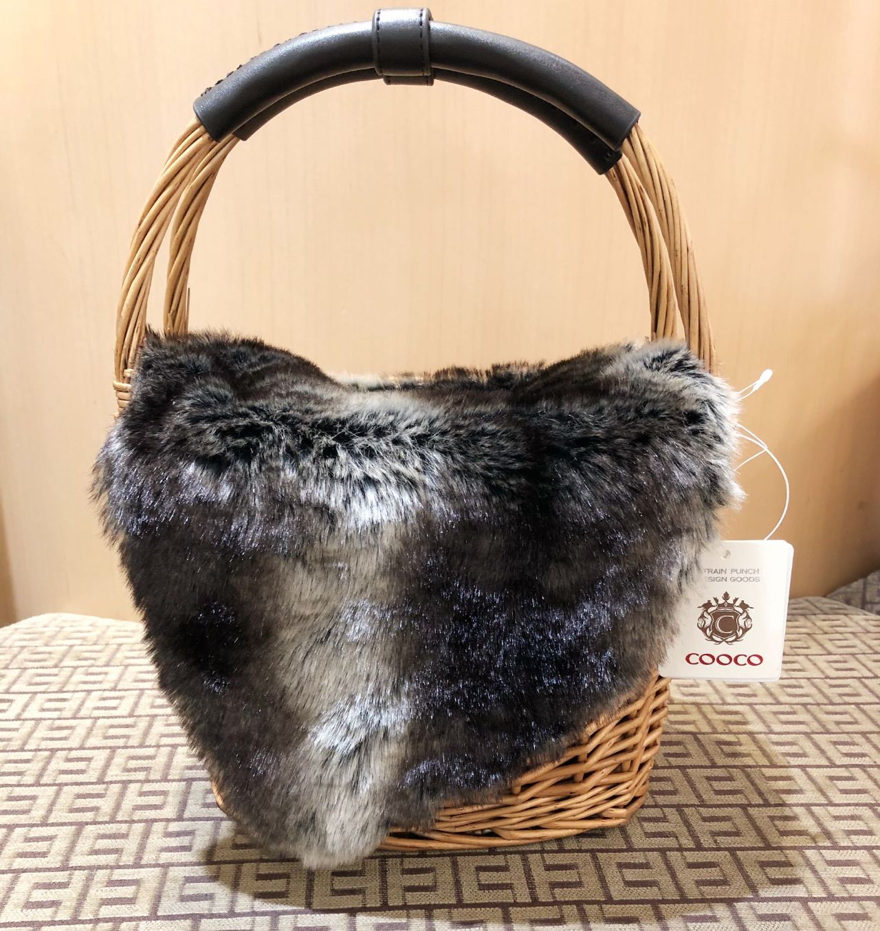 POUSSE プーゼ 花コサージュ ダークブラウン ファー付 カゴバッグ B 新作！ファー付きカゴバッグ！！ | GINZA WASHINGTON 西銀座1F店