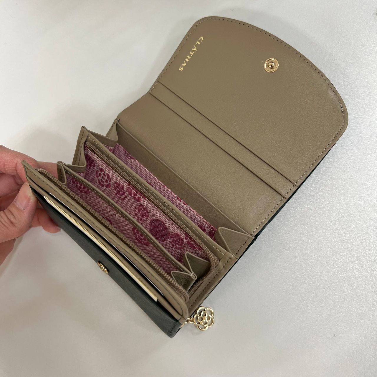 なっちゃん様【新品】クレイサス　グリーン財布 なっちゃん様【新品】クレイサス グリーン財布 CLATHAS クレイサス