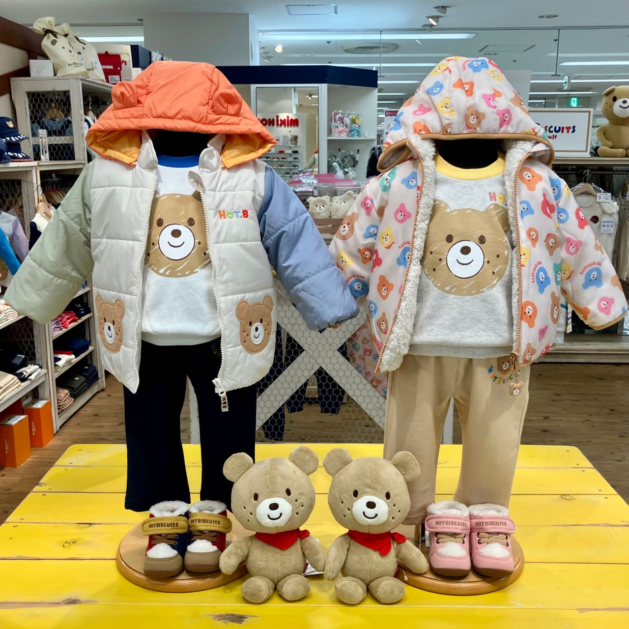 寒い日でも元気にお出かけ♪ホットビスケッツの中綿ジャンパー