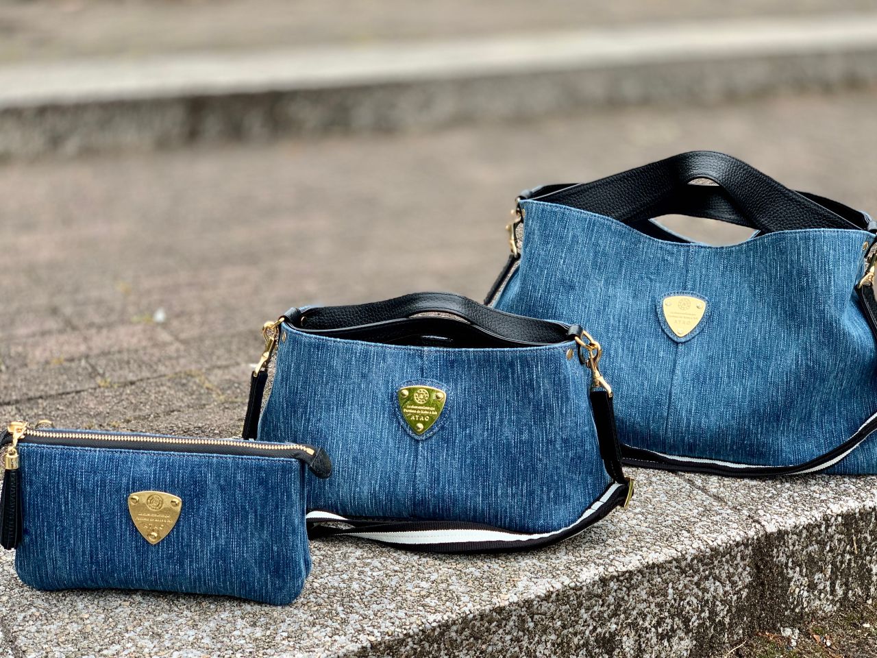 【美品】ATAO ショルダーバッグ　デニム　サコッシュ　ゴールド金具　アタオ 夏の装いに映えるバッグ【名古屋店よりお知らせ】 | ATAO(アタオ