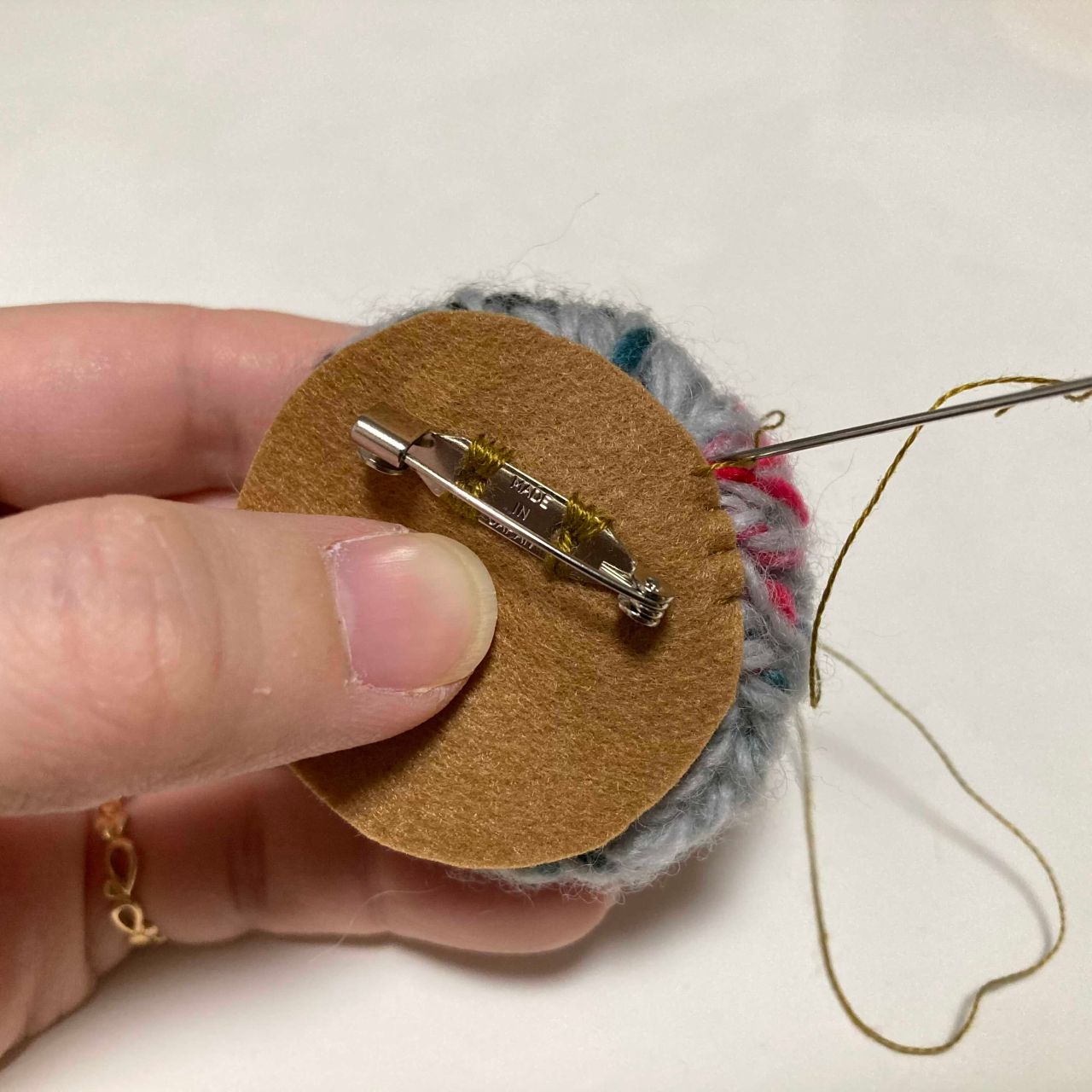[専用　こり様]くるみボタン 刺繍 フェルト ブローチ ストラップ キジトラ 専用 こり様]くるみボタン 刺繍 フェルト ブローチ ストラップ