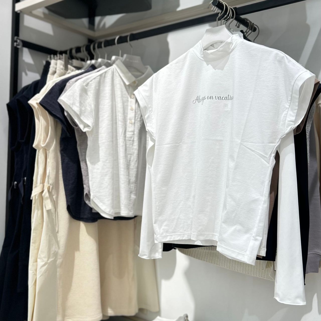 サイズ：S TRAVIS MATHEW トラビスマシュー  クロシェ編み ジップフーディー  ホワイト系 [240101424056] ゴルフウェア レディース ストスト TRAVIS MATHEW トラビスマシュー メッシュキャップ ホワイト系