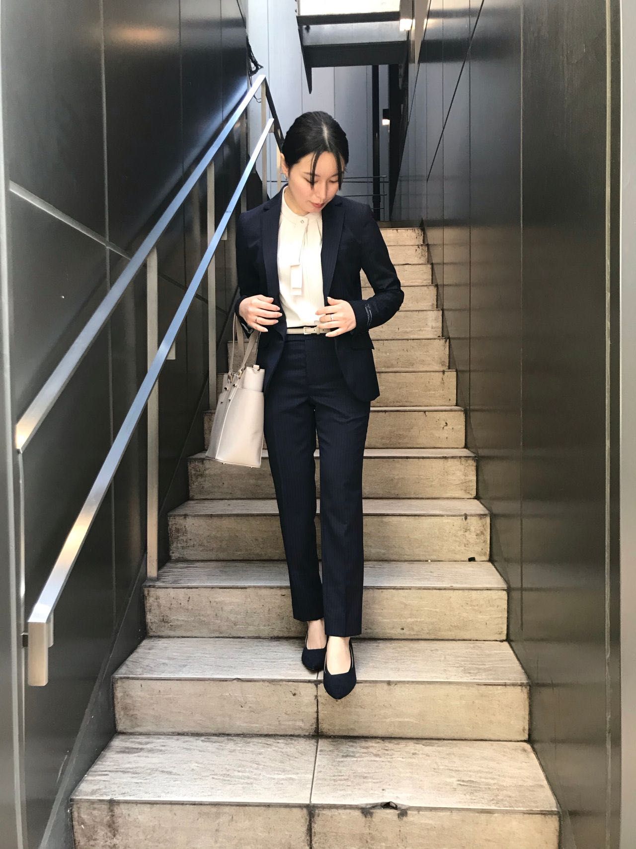 天神 レディース】転職活動には好印象なネイビースーツを♩｜THE