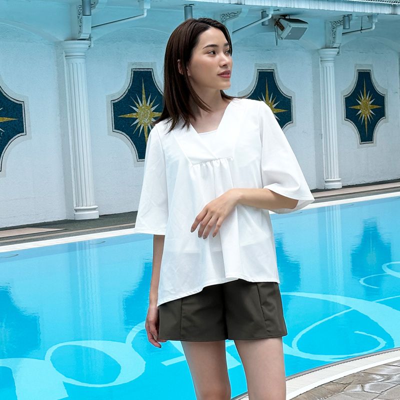 ベージュ着用　UVカット無地キュロパン水着とコーディネート