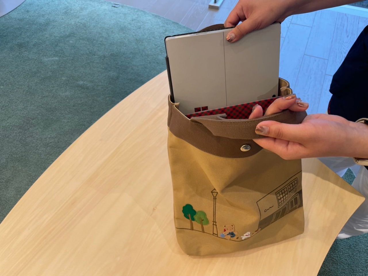 広尾限定】ベージュのバッグとチャームが新登場！｜ファミリア