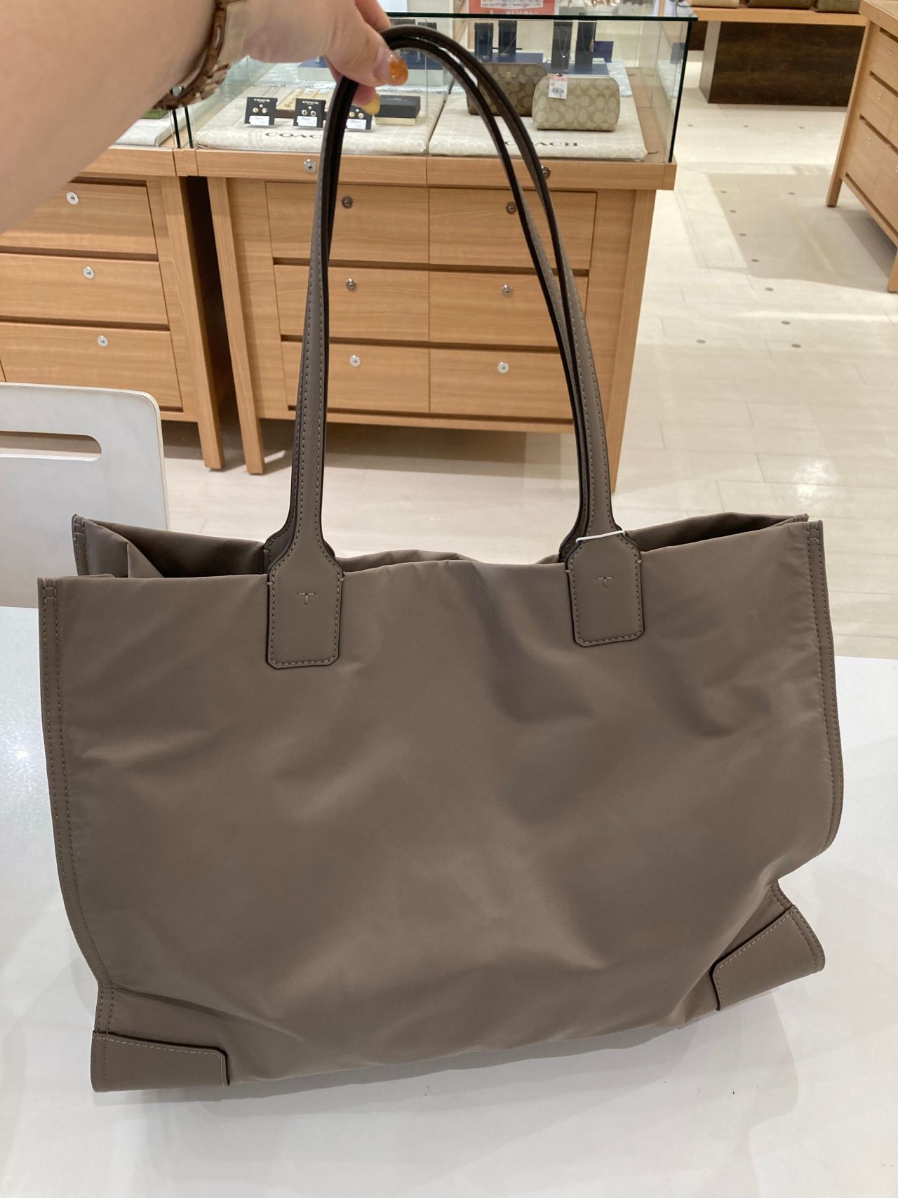 【完売必至】トリーバーチ 通勤も休日も♪上品度上がるフラット トリーバーチ定番トートバッグ！！ | リーフウォーク稲沢店