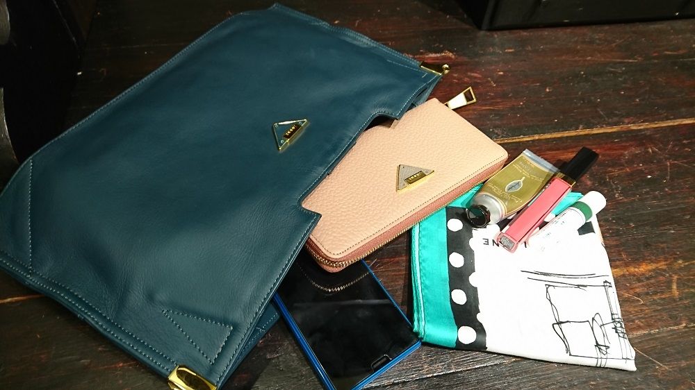 未使用　IANNE イアンヌ　ポリーヌ　クラッチバッグ　ショルダーバッグ 未使用IANNE イアンヌポリーヌクラッチバッグショルダーバッグ