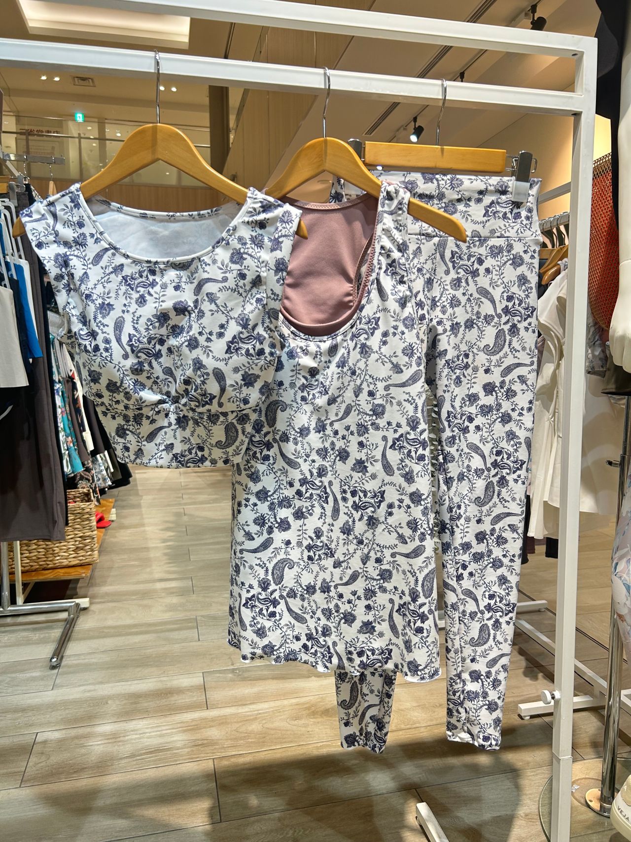 ALBOVE】デニム風！ペイズリー柄ヨガ | 名古屋タカシマヤ
