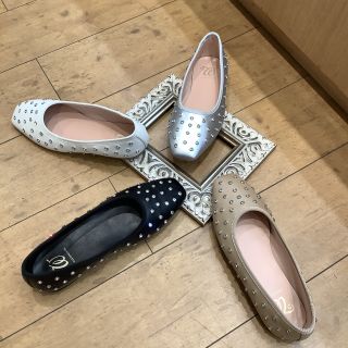 W ストーンスタッズフラットパンプス|銀座ワシントン 公式サイト