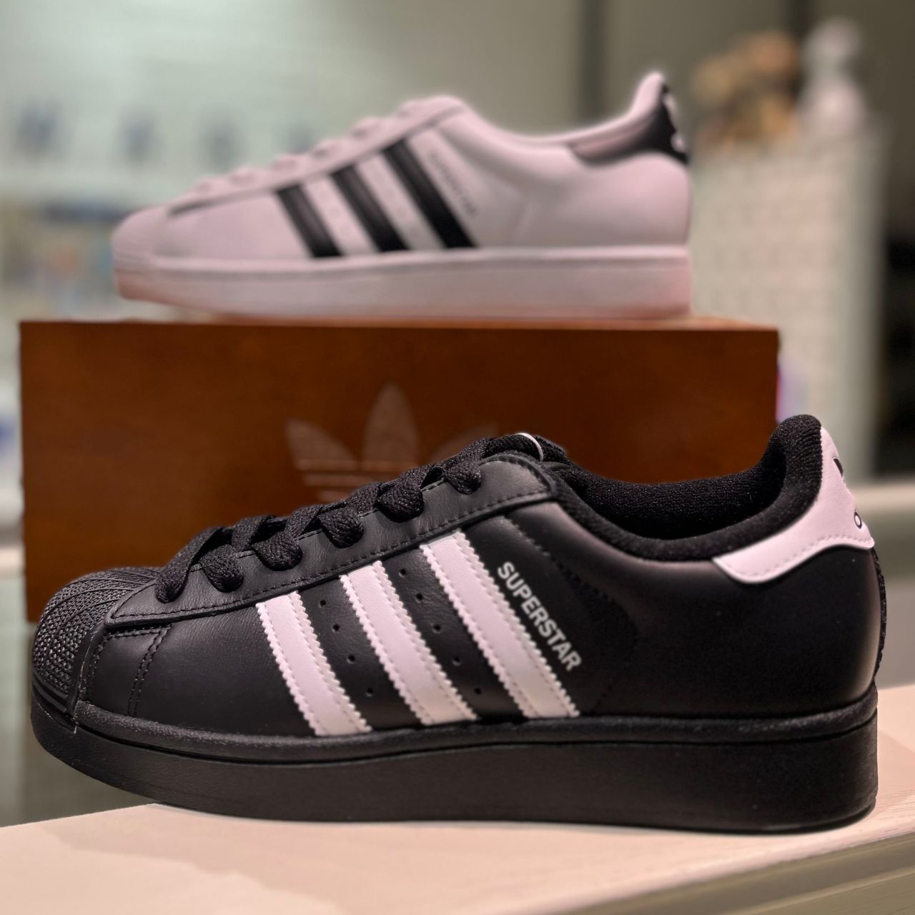 特別値下げ！ adidas スニーカー 黒/銀 光沢仕上げ adidas HANDBALL SPEZIAL 