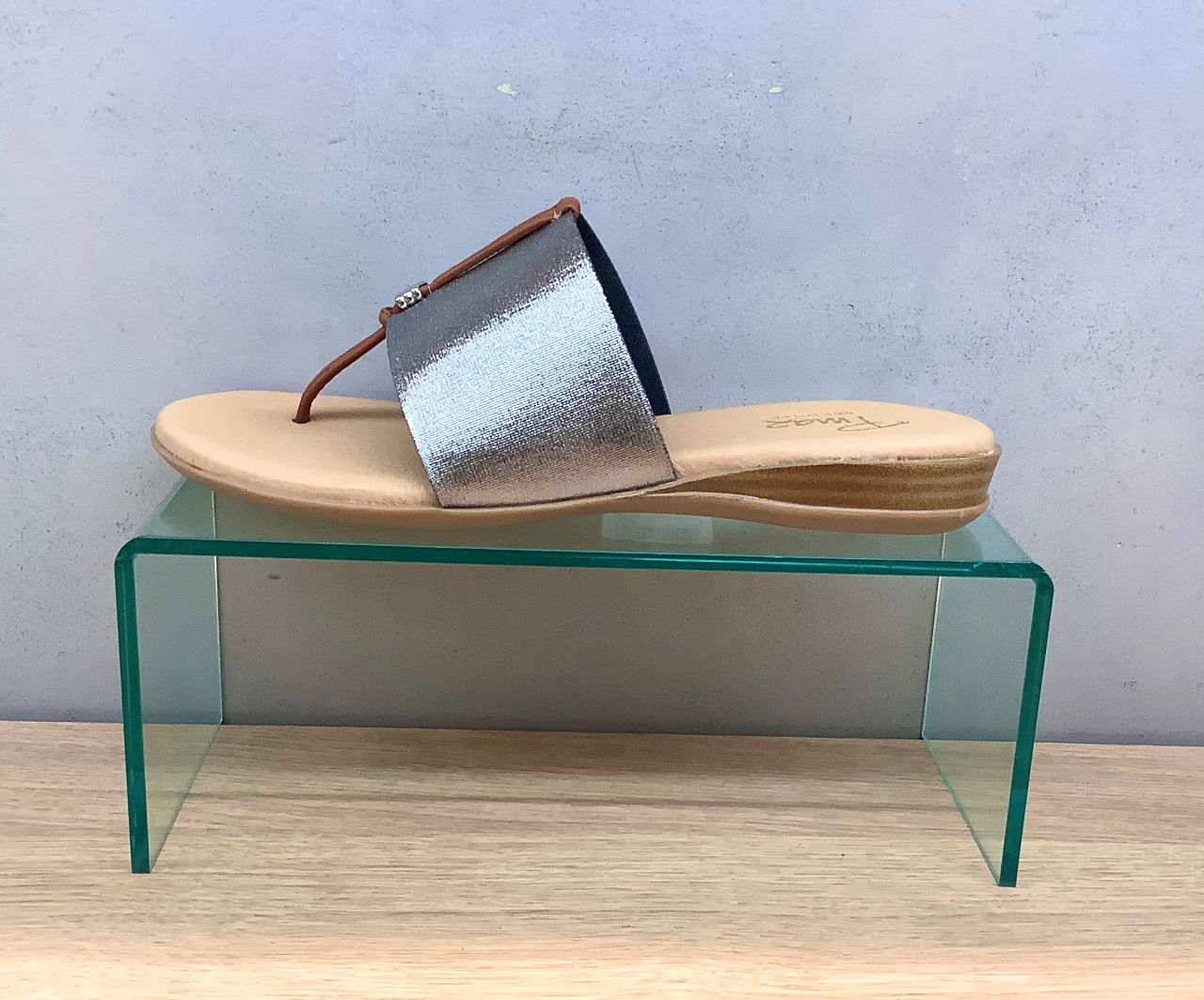 【Acne Studios】ビバリー パテントレザートングサンダル main.jpg