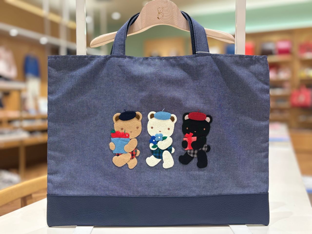 手刺しゅうデニムバッグのご紹介♪｜ファミリア大丸心斎橋店の公式ブログ