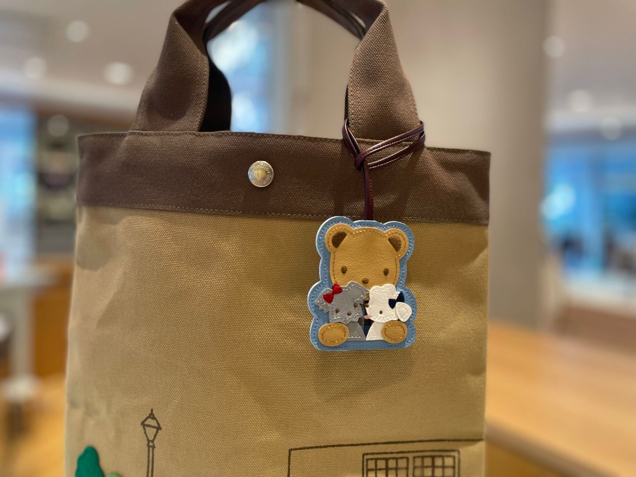 広尾限定】ベージュのバッグとチャームが新登場！｜ファミリア