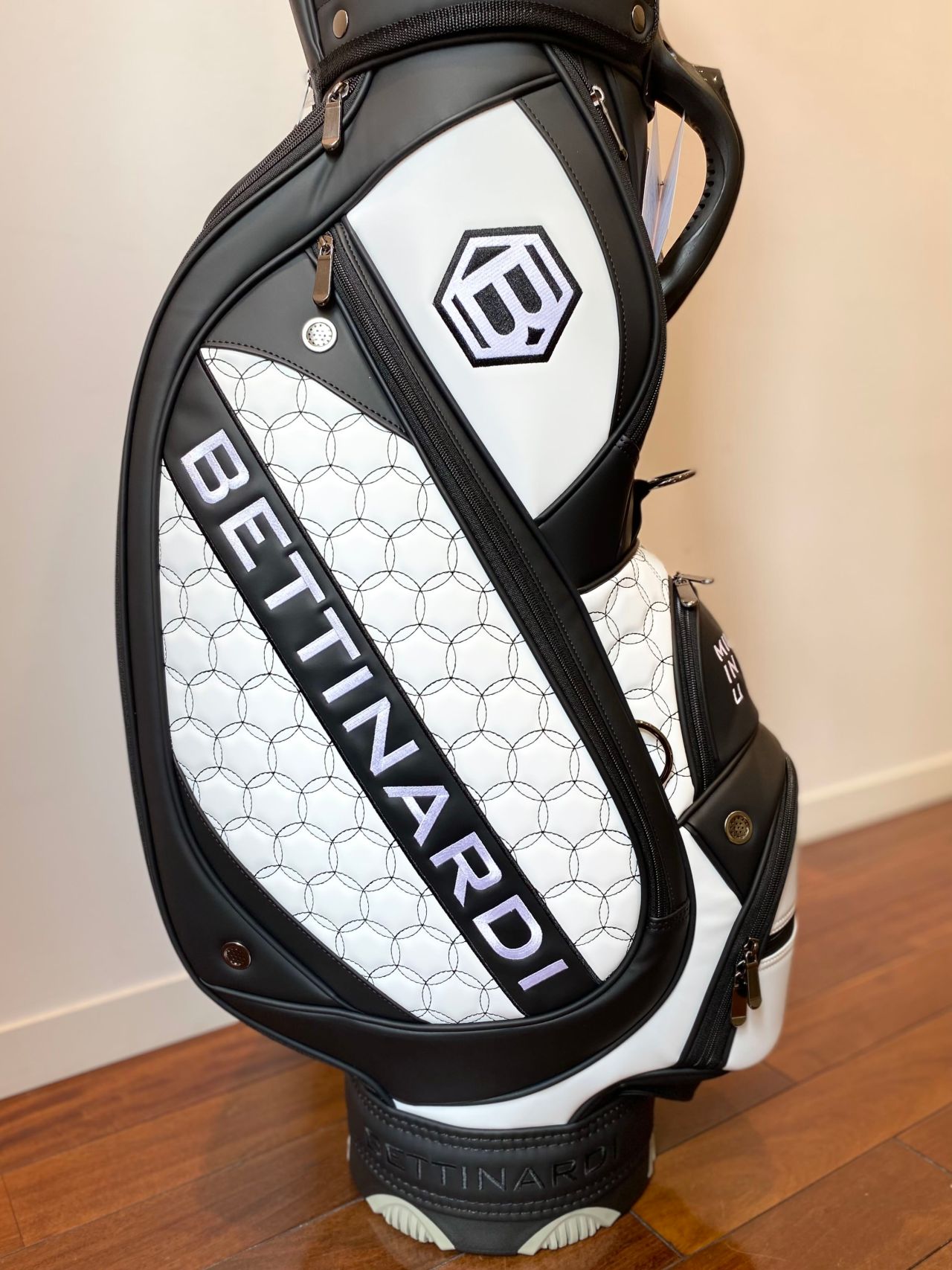 お値下げ中！BETTINARDI 限定キャディーバック新品　フード付き 2025年最新】ベティナルディ ゴルフバッグ・キャディバッグの