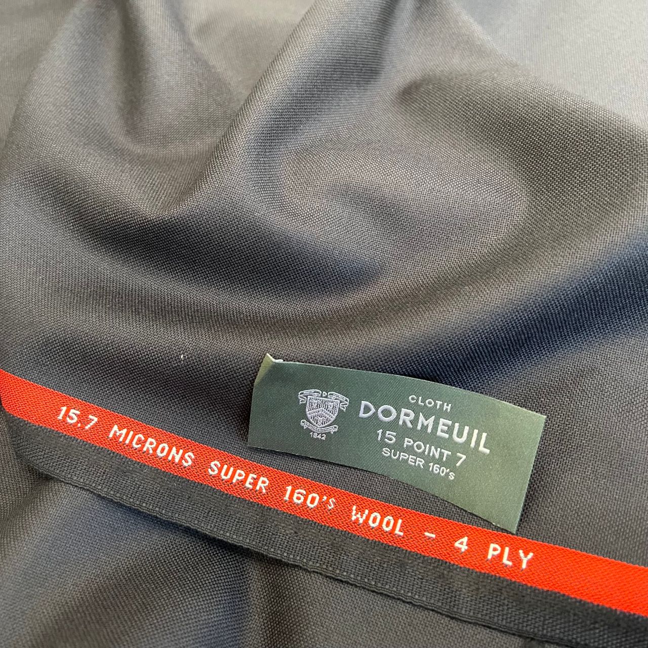 DORMEUIL ダブルスーツ 15.7ミクロン Super160's ネイビー Dormeuilの限定生地〈15.7 4 Ply〉で紺ブレを仕立てる | Navy Circle