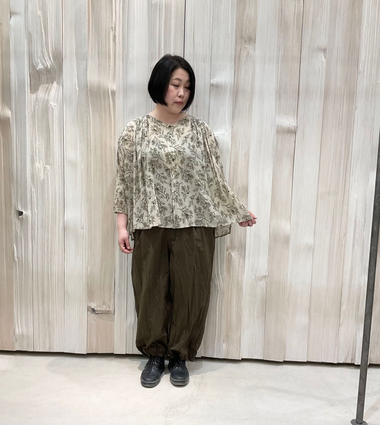 【パドカレ】23SS キュプラコットンボイルブラウス 36 グレー 定価3万 NEW】キュプラコットンボイルプリントブラウス | 大丸札幌店 | pas de