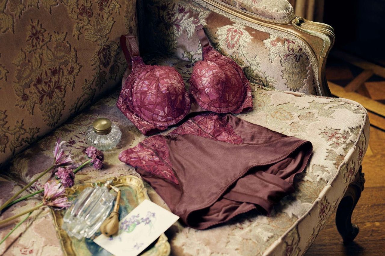 【極美品】補正下着　マルコ カーヴィシャス 1/2カップロングブラジャー　B65 マルコ カービシャス 1カップロングブラ D80 カップ2個(1個売り