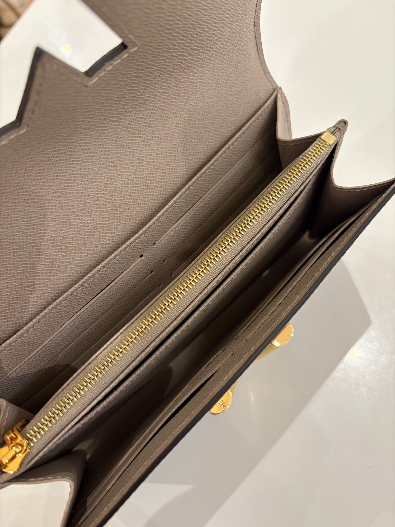 新作★LV Portefeuille Lou｜洗練フォルム×エレガントデザイン LOUIS VUITTON 新作財布！ | リーフウォーク稲沢店 | フィット