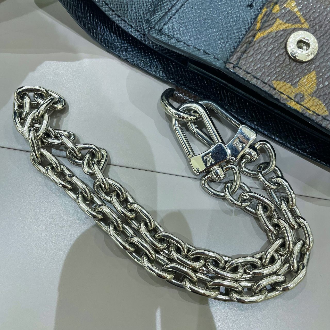 ルイヴィトンポルトフォイユアコルディオンなが財布チェーン付き LOUIS