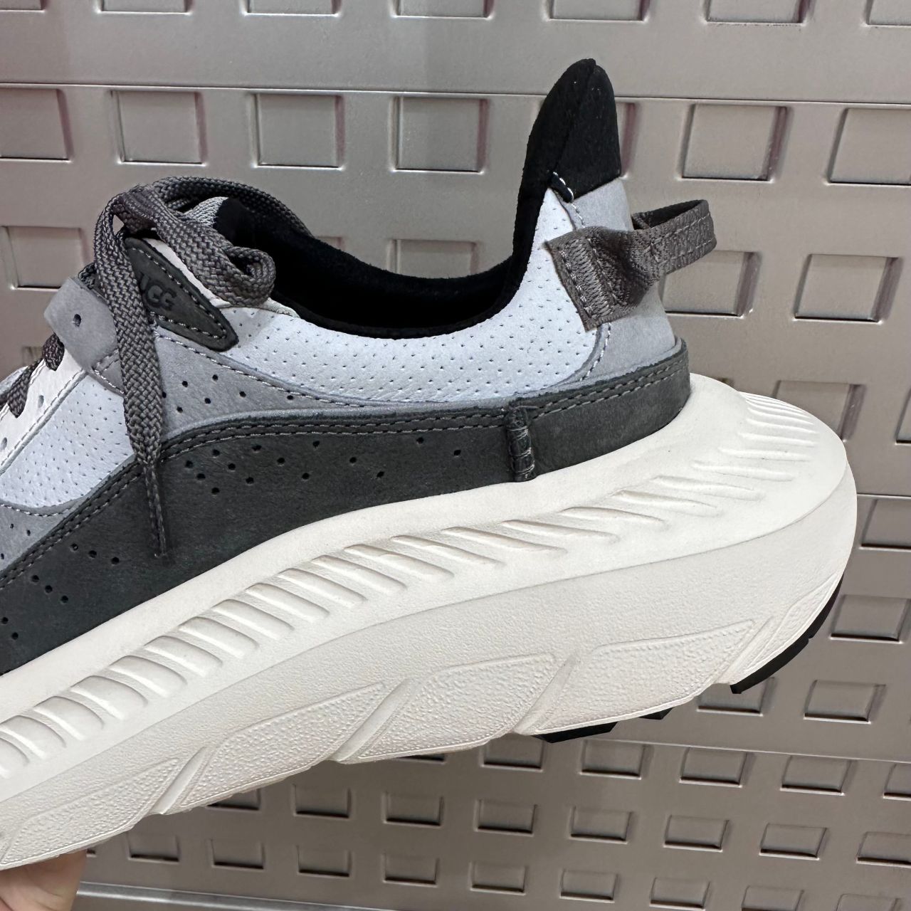 UGG（アグ）』新作スニーカー CA805 V2 Nubuckが入荷しました