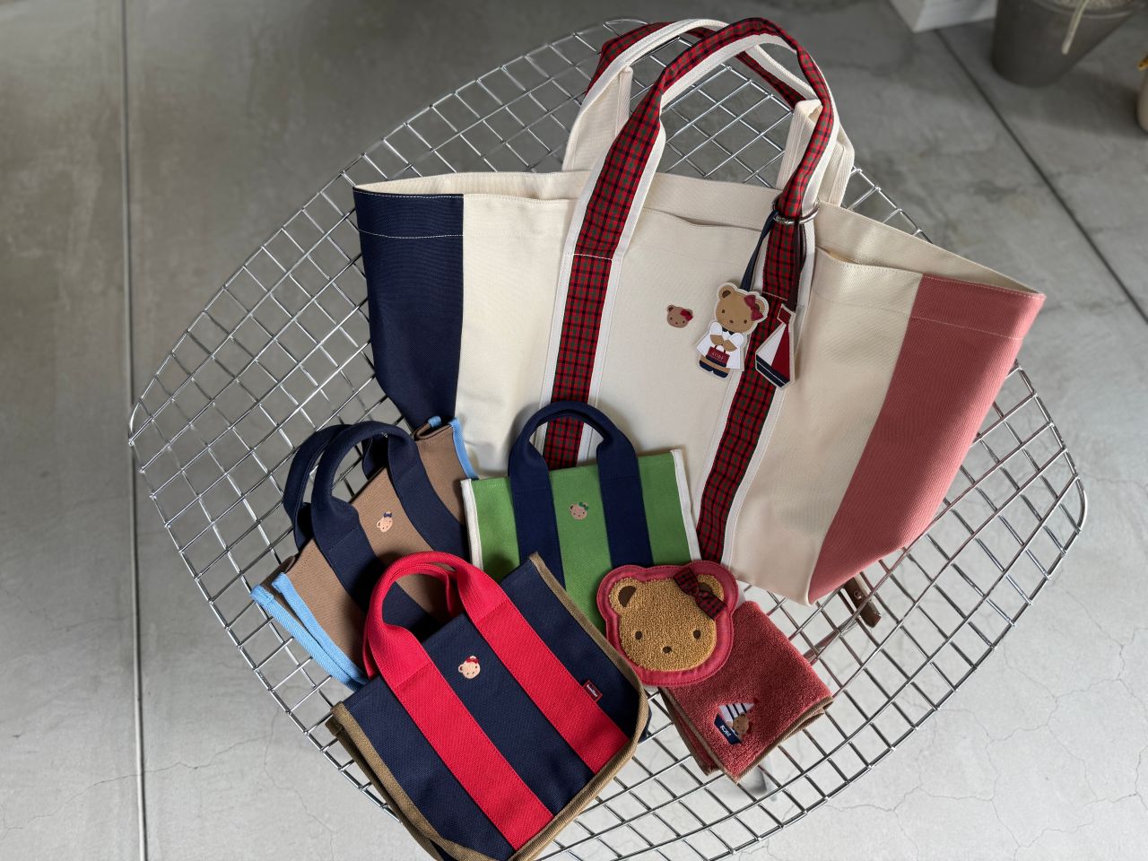 T*様 ファミリア　神戸限定　トートバッグ　タオル　チャーム　3点セット 神戸・東京限定アイテムが東西異なるカラーで新登場！ | ファミリア