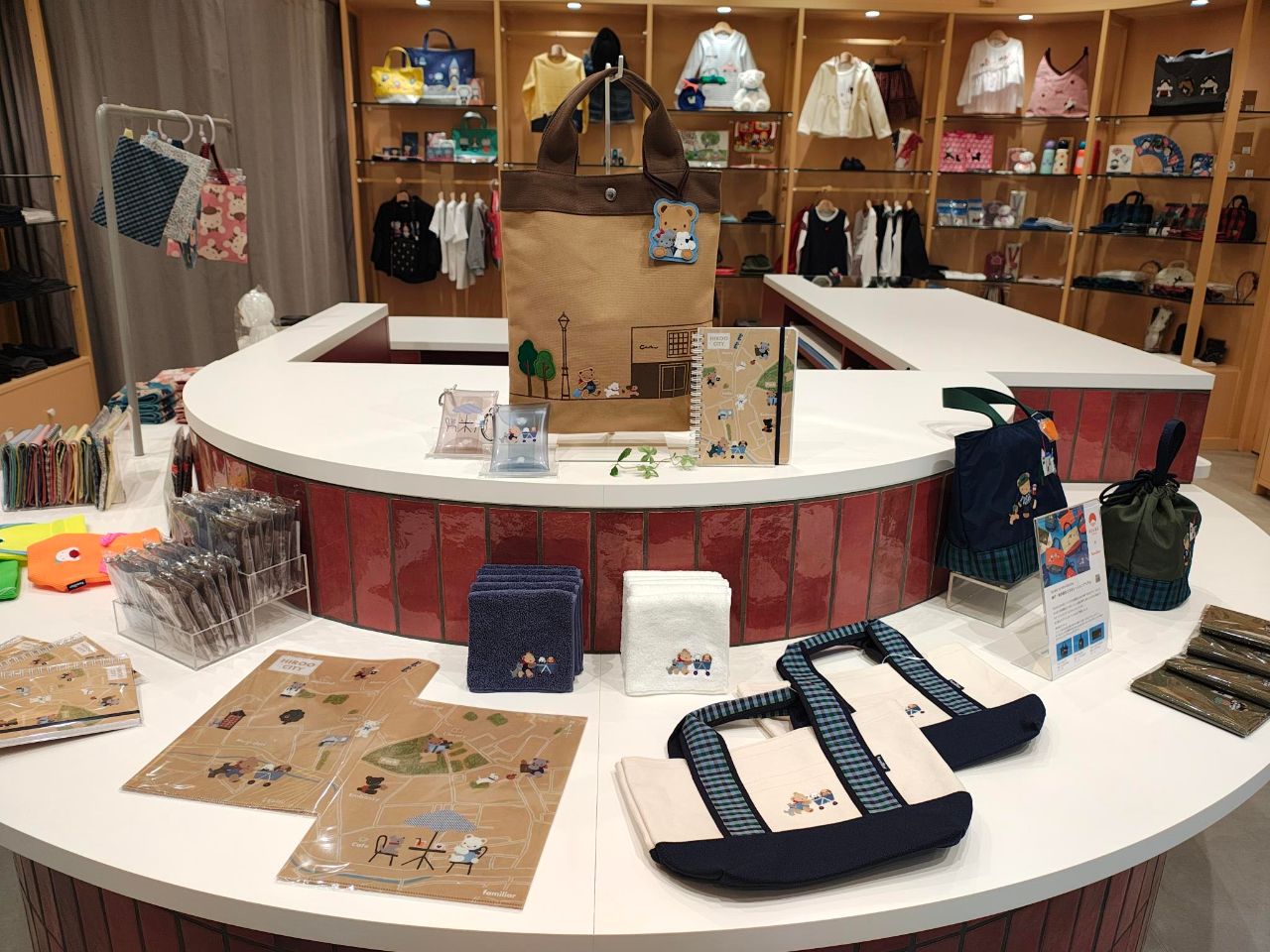 広尾限定】ベージュのバッグとチャームが新登場！｜ファミリア代官山店